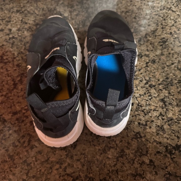 Nike - Picture 3 of 4